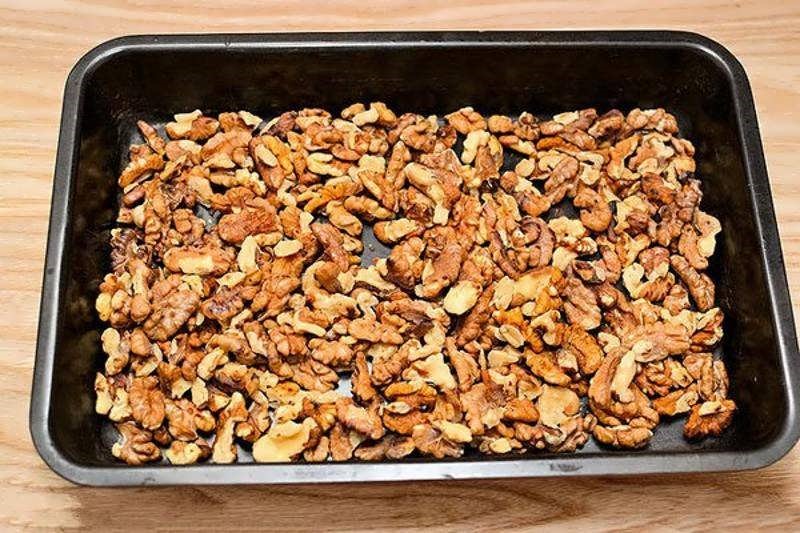 نحوه بو دادن گردو در فر